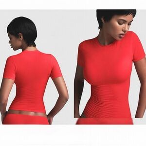 SKIMS Fits Everybody Short Sleeve T-Shirt – Cherry 🍒 (M)